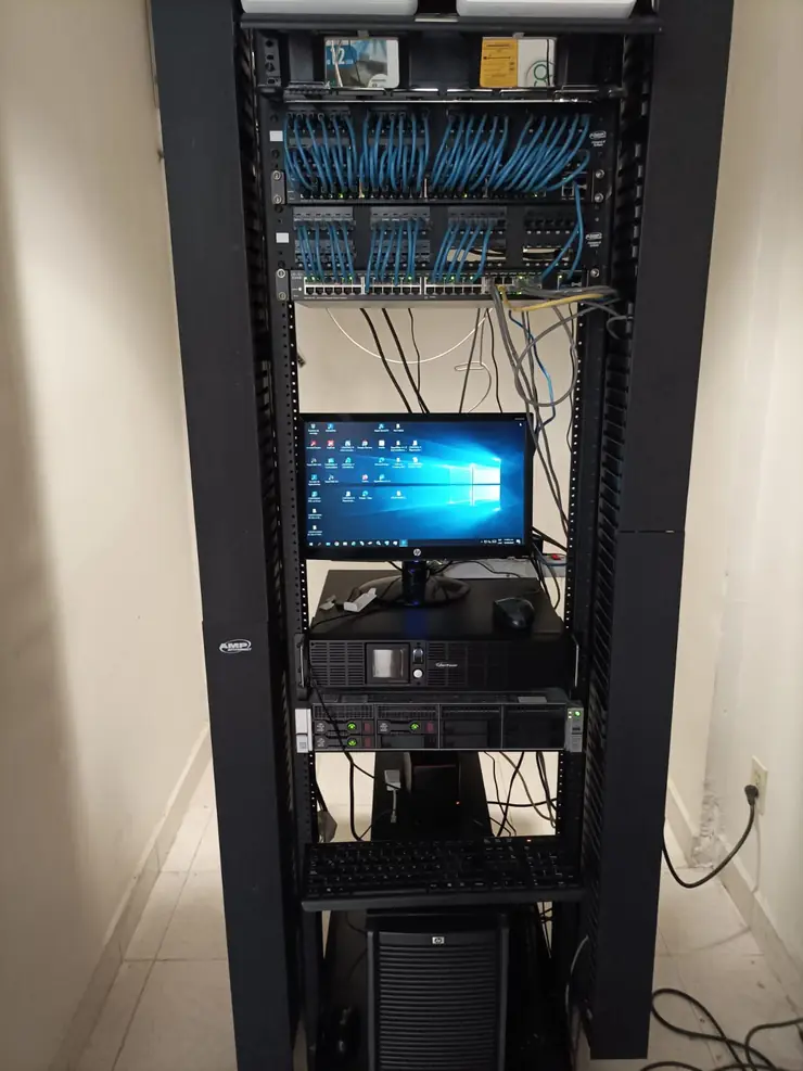Rack de red instalado en la oficina de un cliente