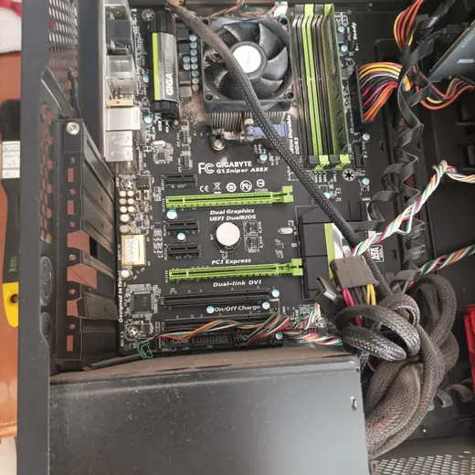 Interior de una computadora de escritorio durante el mantenimiento